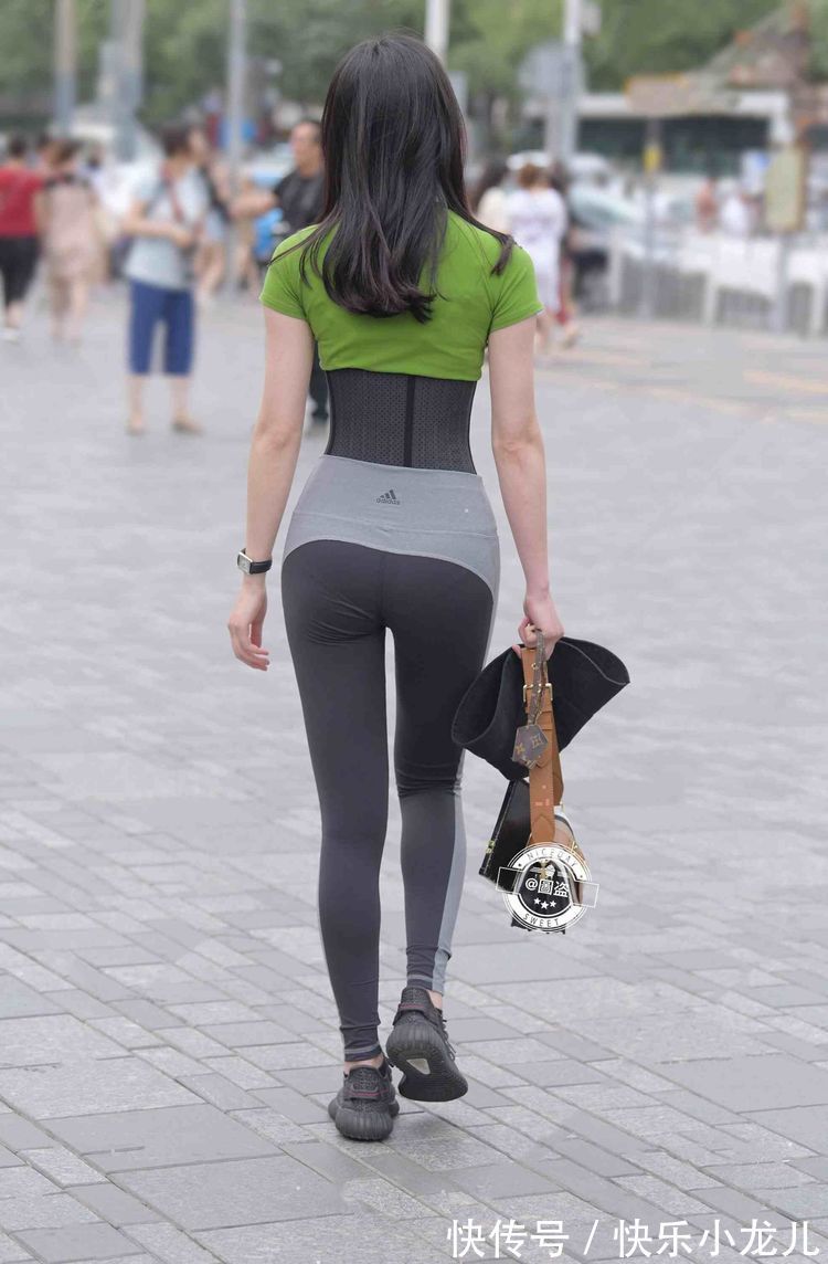 窈窕 独特优雅的打底裤装扮简约不失高端,勾勒出窈窕身姿,时尚成熟