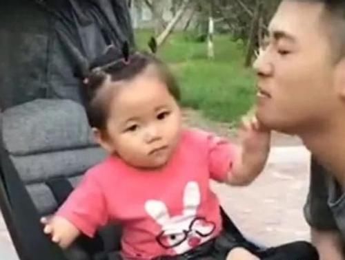 舅舅|帅气舅舅偷亲了小外甥女,宝贝接下来的动作,舅舅觉得好温暖