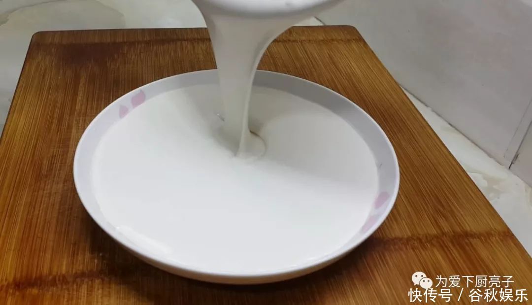 1碗米饭,3勺糯米粉,擀杖一搅,做出创意小零食,比春卷好吃十倍