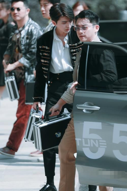 蔡徐坤郑恺下车被抓拍,谁留意到2人腿长对比?过于扎心了