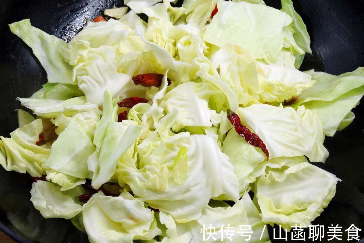 好吃|做手撕包菜别直接下锅,牢记3个小窍门,炒出来和饭店的一样好吃