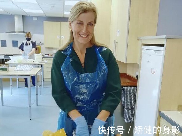 梅根 凯特小婶继续闪耀赛马会,一袭绿色印花裙穿出高级美,成时尚新秀!