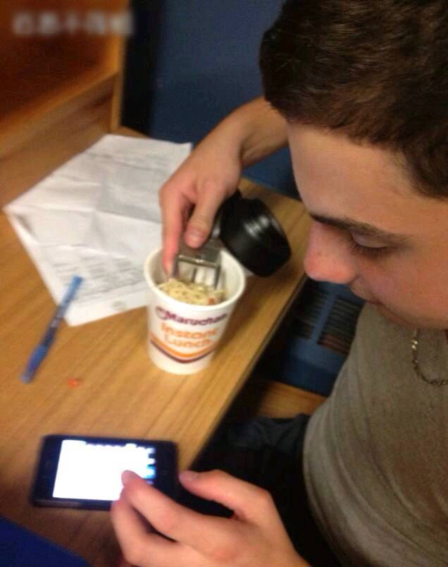 |搞笑图片幽默段子笑话很懒的一个妹子,起床洗漱不好么哈哈