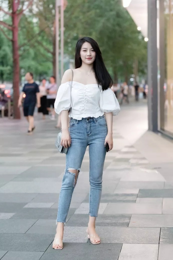 v领|街拍：高跟鞋时尚穿搭，彰显出女性的优雅气质