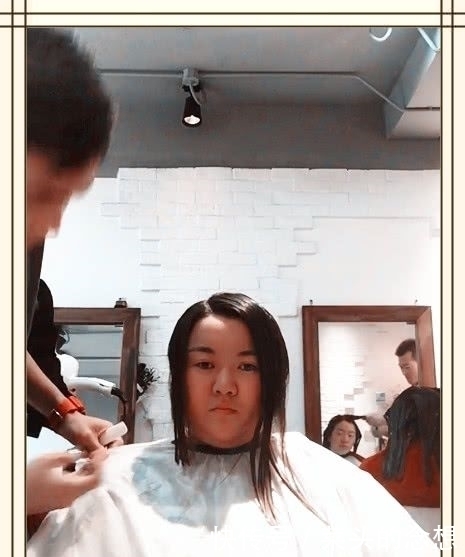 “圆脸胖妹”为显瘦，挑战“公主切”发型，剪完后表情亮了！
