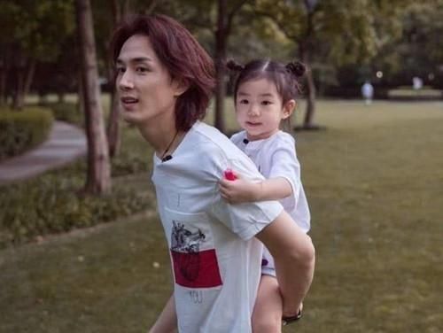 相处|爸爸生病打吊瓶,女儿哭得天昏地暗,宝爸无奈:我只是感冒而已