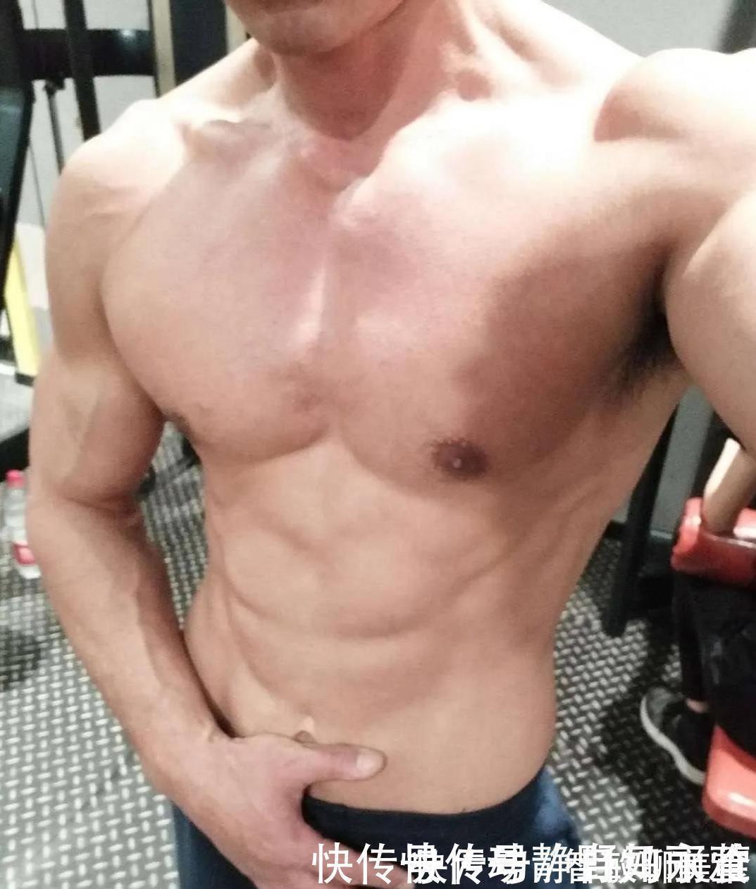 驻颜有术|46岁大叔健身多年,驻颜有术,肌肉壮硕颜值很高,硬拉180公斤