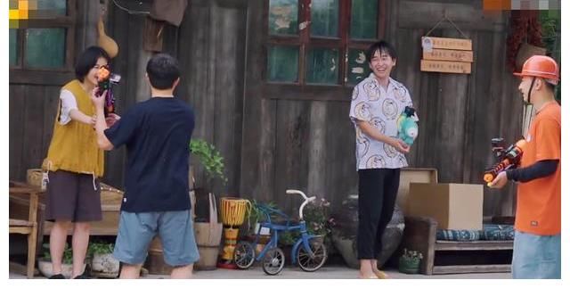 张子枫|张子枫被惩罚用水枪喷黄磊，却害怕不敢动手，黄爸爸的做法太宠了