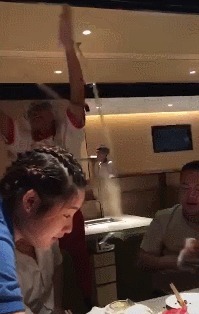 |搞笑GIF：本以为可以瞒天过海 结果还是被发现了