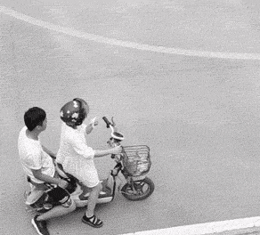 |搞笑GIF:确认过动作,这哥们应该是刚从神经病院里逃脱出来