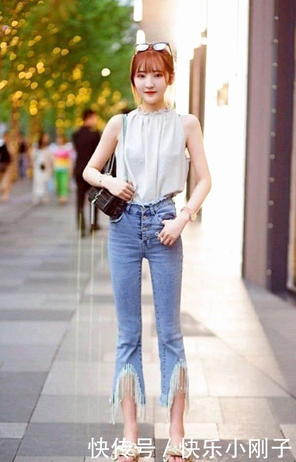 化了漂亮的妆,给人耳目一新的感觉