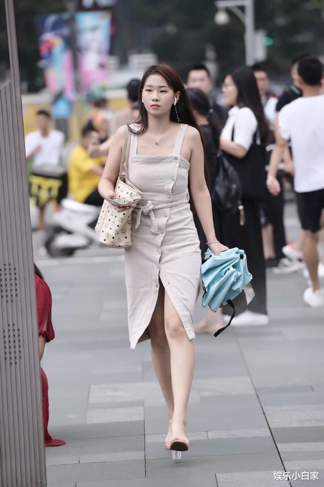 时尚 街头美女穿“吊带裙”显身材,却被“扣子”抢了,时尚优雅!