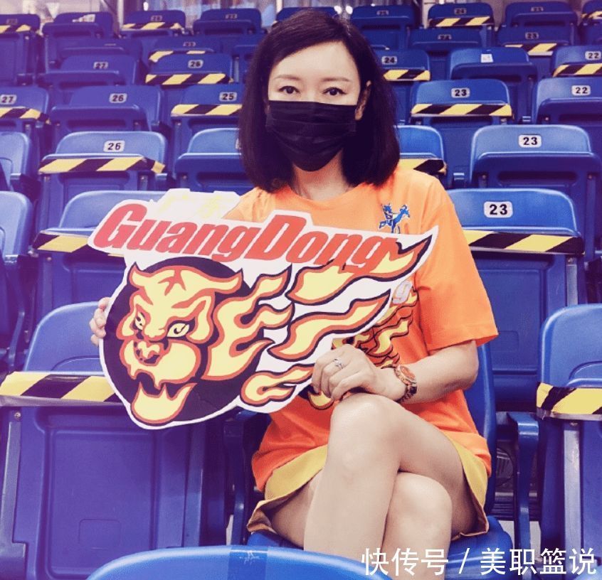 汤杰|CBA胡明轩母亲成网红,穿着打扮如少女 是杜锋的好友 比老公小15岁
