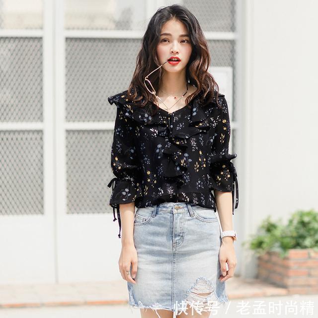 女人味 女人到了30-45这个年龄段,适合穿洋气花边衫,显甜美女人味