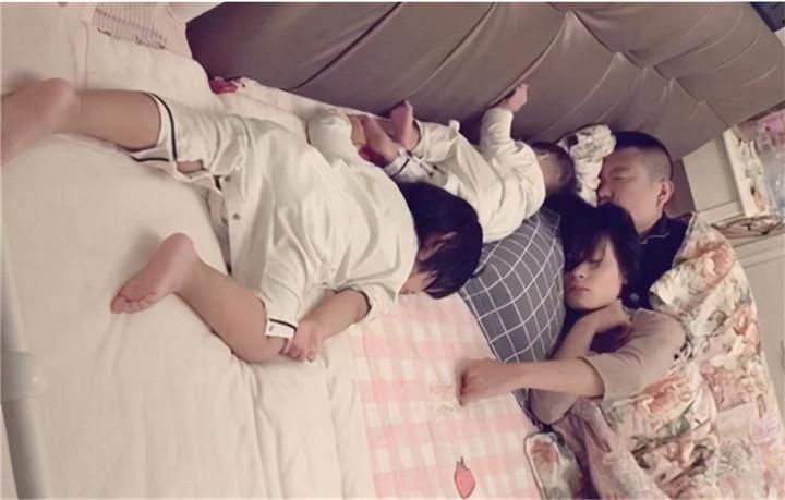 入睡|一家四口睡姿照火了,父母熟睡秀恩爱,两个孩子只好“抱团取暖”