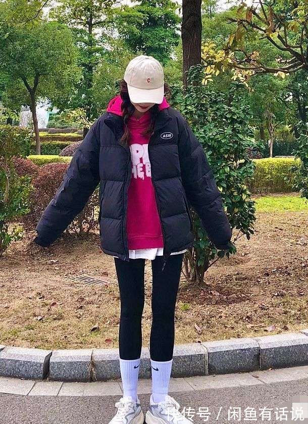 时髦 40岁女人想在冬天赶时髦,就从鲨鱼裤+老爹鞋开始,保暖还显身材