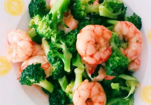 西兰花炒虾球|一周都是30度以上孩子坚持游泳晒屁股通红,多吃绿色菜,爽口消暑