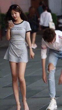 |搞笑GIF:小哥,你干什么,牵我女朋友手干什么