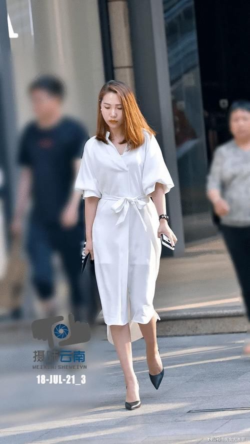 小黑裙|气质女生都爱优雅小黑裙,搭配高跟鞋,穿出不一样的味道!