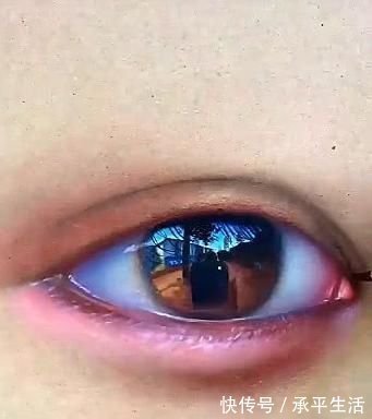 白纸$美术生白纸上面画眼睛,刚想吐槽就被打脸,网友:免费录取了吧!