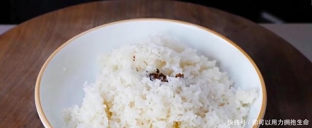 看年薪38万的大厨是如何做蛋炒饭的,这厨艺太棒了,看着就解馋