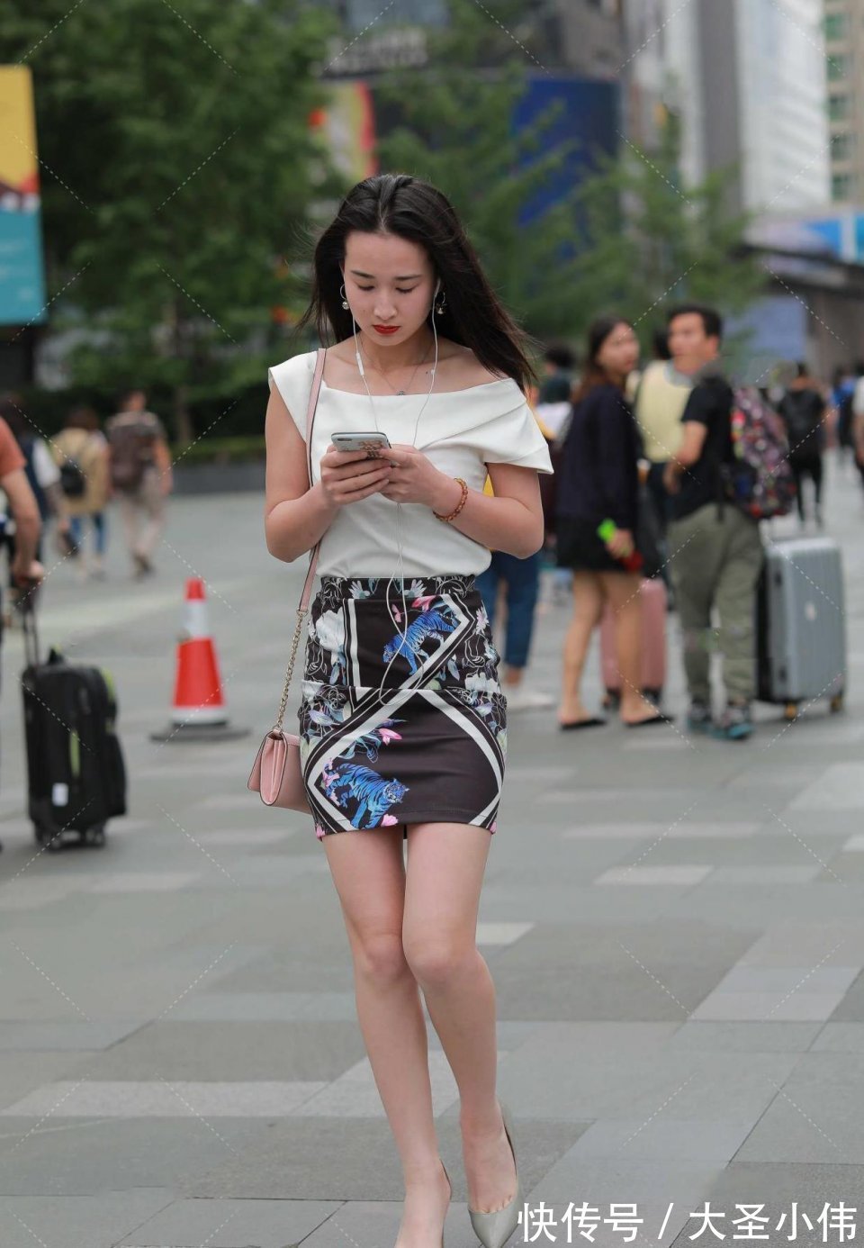 玩耍|美女街拍:一群微胖女孩大街上玩耍,太有料了,看完想结婚,不知道有机会吗
