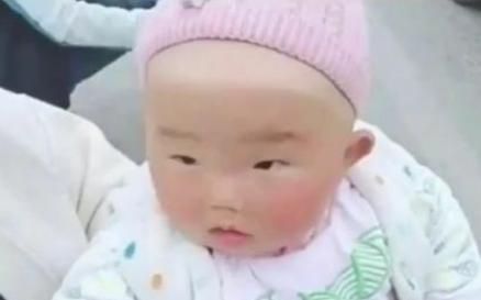 妈妈带着宝宝考驾照，半个月后孩子的模样亮了，网友小包拯