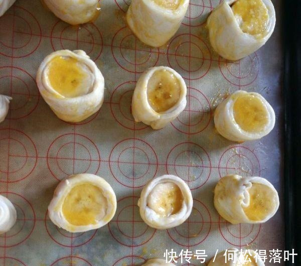 只要一张手抓饼和一根香蕉,就可以做出好吃的香蕉酥,快来试试吧!