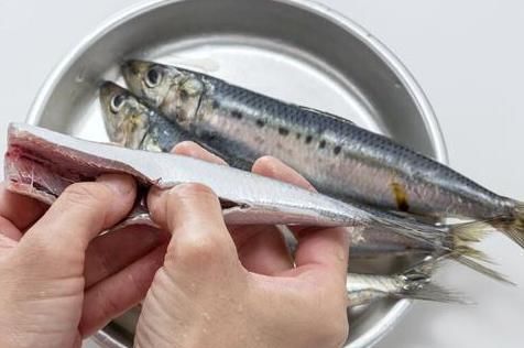 炸鱼时，裹面粉还是裹淀粉？都不对，教你正确方法，外酥里嫩