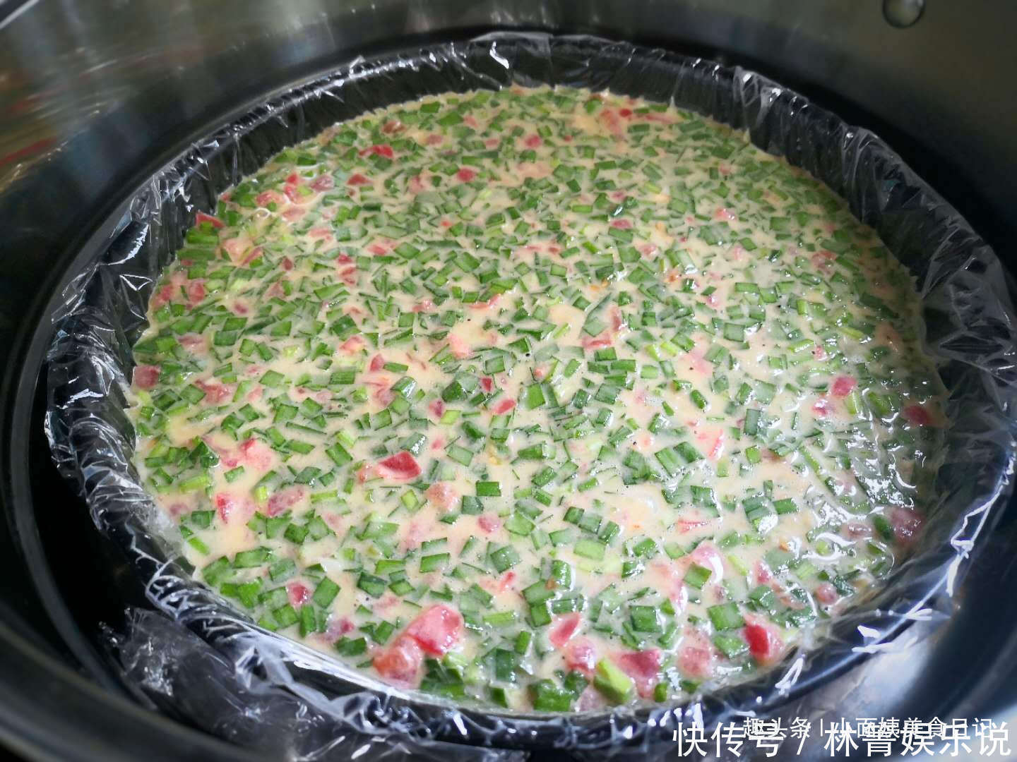 最近西红柿加韭菜火了,很多人都没吃过,上锅一蒸,比吃肉还过瘾