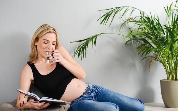 饮水|孕妇做B超憋尿,一口气连喝10杯水,导致昏睡或致胎儿畸形