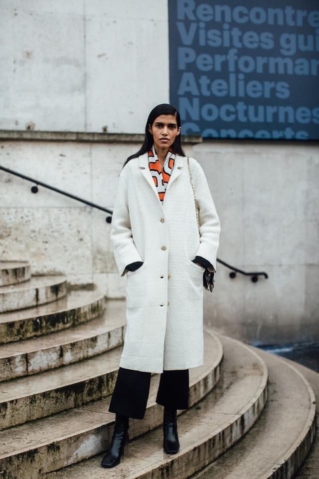 最近火了一种穿法叫“短靴+九分裤”，显高又飒爽，时髦一整冬