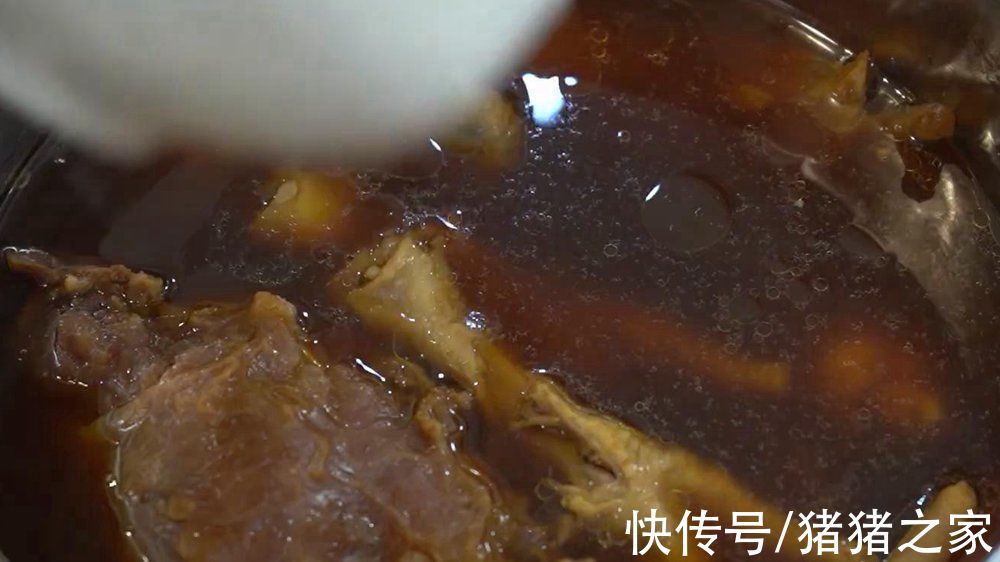 这样卤出来的牛肉颜色自然红润,不干不柴,卤香味十足,太攒劲了