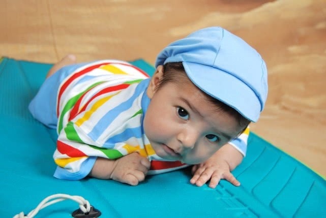 颈部|宝宝为什么要多趴1-3个月是娃练趴的“黄金期”,家长不要错过