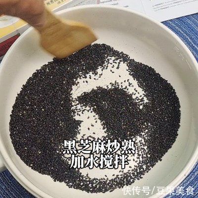 养颜|黑芝麻千层马蹄糕，养颜乌发，补钙又养胃