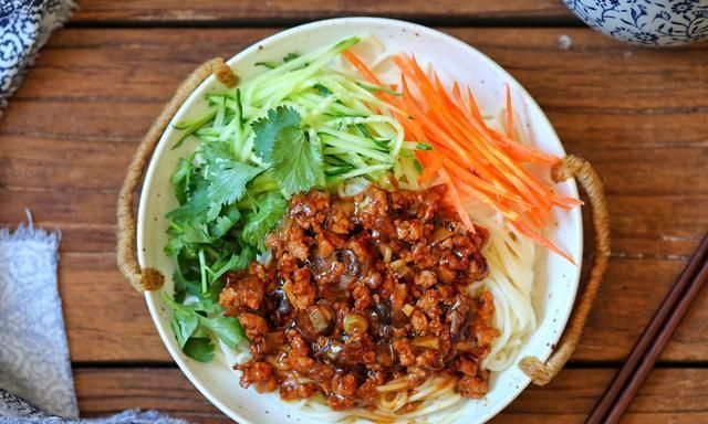 炸酱面好吃有窍门,大口吃才叫过瘾,酱香浓郁,一碗都不够吃