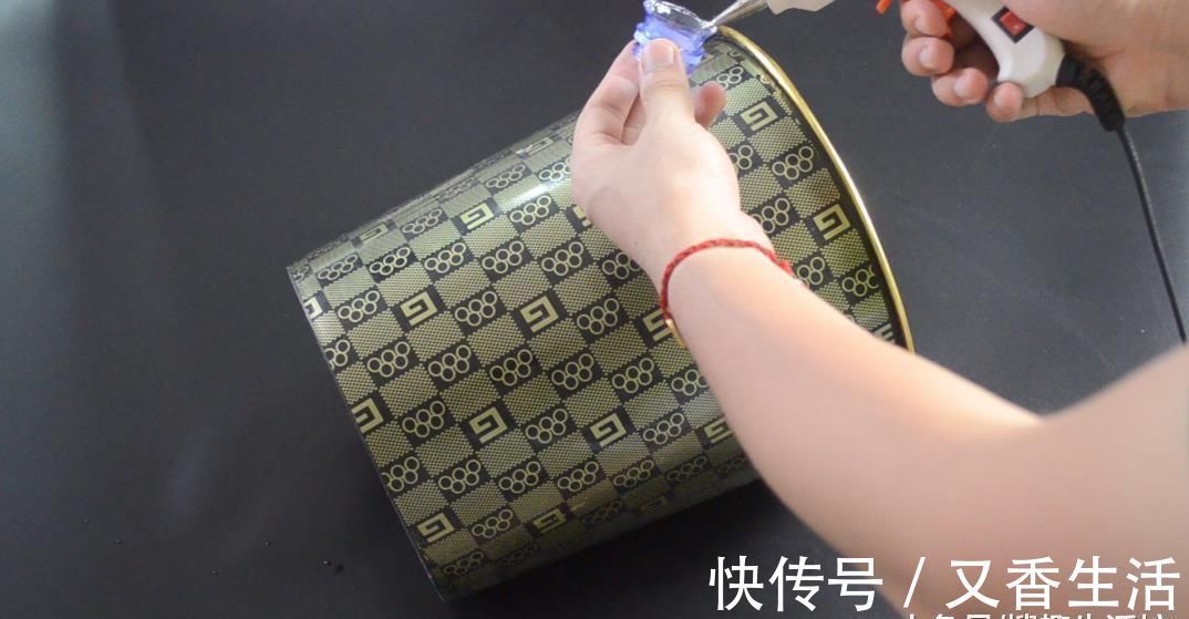 垃圾桶上粘一个塑料瓶, 一年还能帮家里省不少钱, 可惜知道的人不多