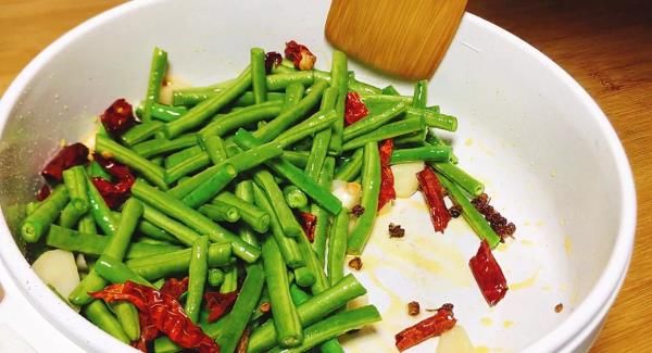 做法|干煸豆角简单快速的做法，不需提前过油，出锅麻，辣，入味，香