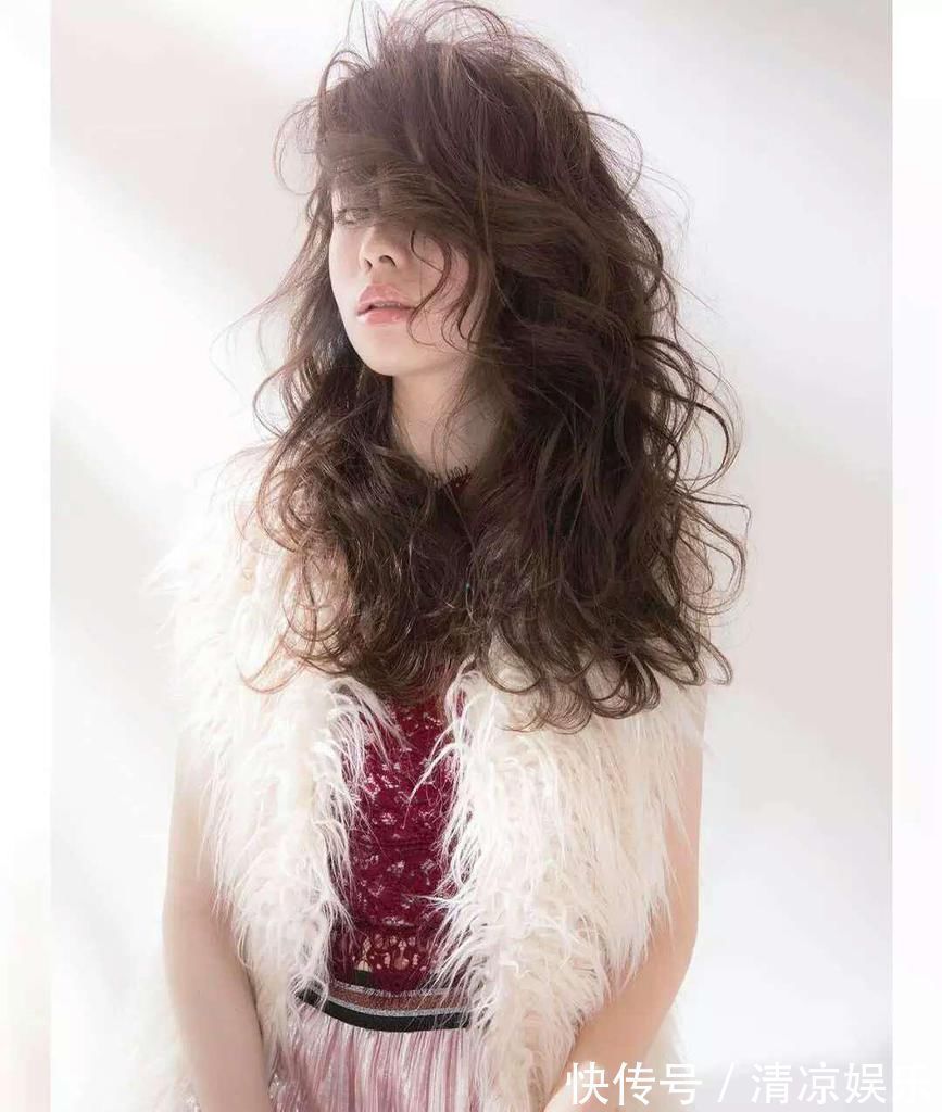 减龄|五十岁长发怎么留好看?4种时髦又减龄长卷发,什么发量都适合