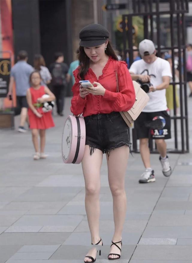 紧身款|“O型腿”别看走眼了，穿搭讲究松紧有度，不可避免会“翻车”
