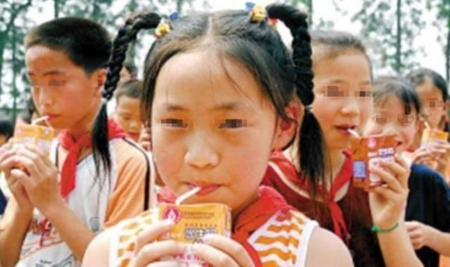 我们的孩子正在被“催熟”，这些黑名单零食，家长们尽量别买