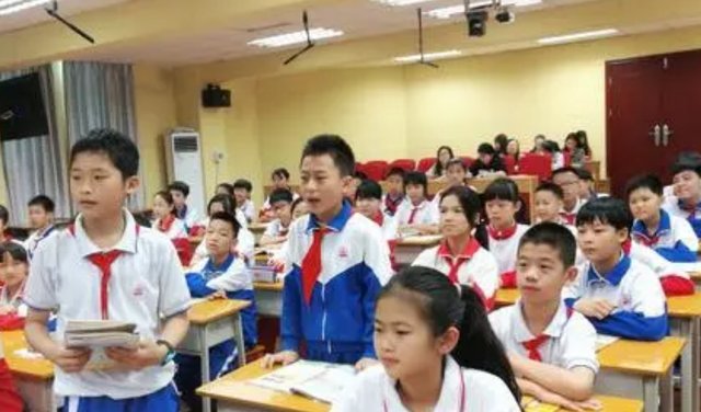 郭老师|100年后的语文书长什么样，网友们脑洞大开，郭言郭语成名人名言