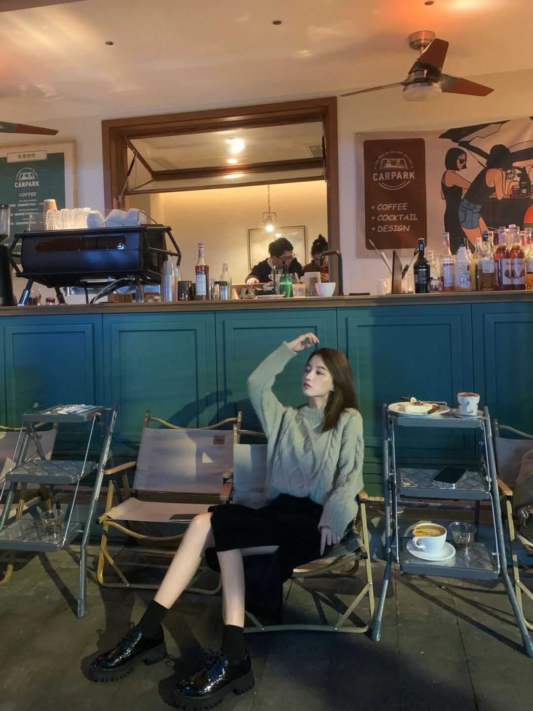 大长腿 毛衣+半身裙是真火!今年冬天这样穿,真的美到没朋友