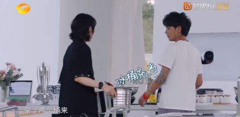 蘇有朋|中餐廳把黃曉明請(qǐng)來又不開撕，芒果臺(tái)轉(zhuǎn)性了？我看沒那么簡(jiǎn)單