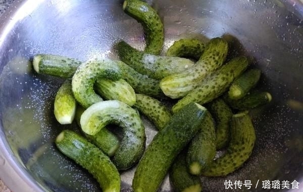 黄瓜|农村大姐把黄瓜塞进瓶子，众人不解，1月后一看价钱翻了几十倍