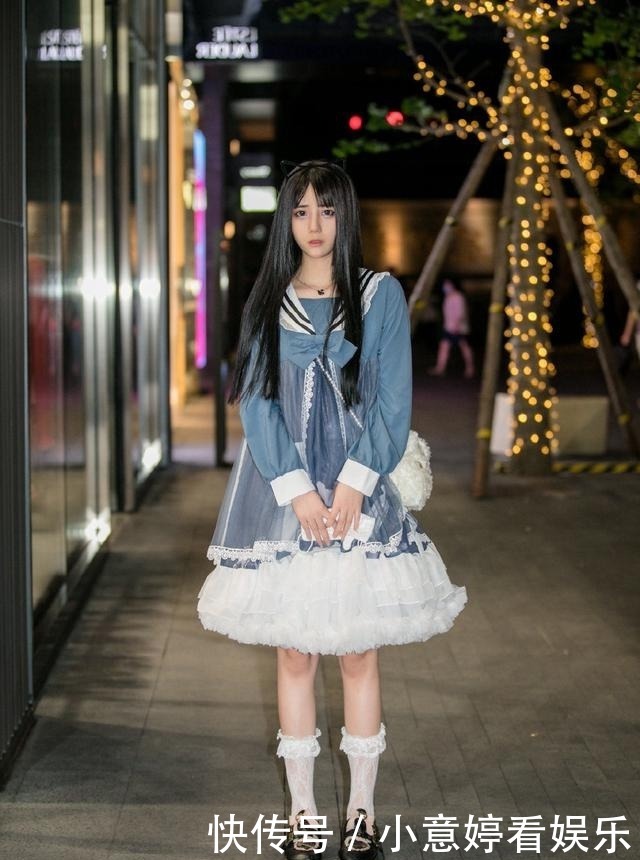 街拍:小姐姐穿墨绿色的开叉连衣裙,男朋友存托下显得大方又靓丽