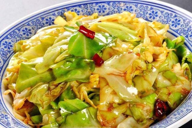 炒包菜时,不要直接下锅炒,多加一步,鲜嫩爽脆口感好!