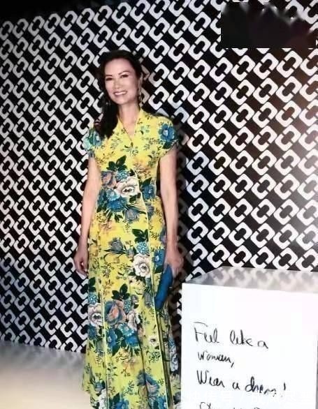 穿法 邓文迪这次穿搭太成功，浅粉大衣内搭碎花裙，显白显瘦哪像52岁