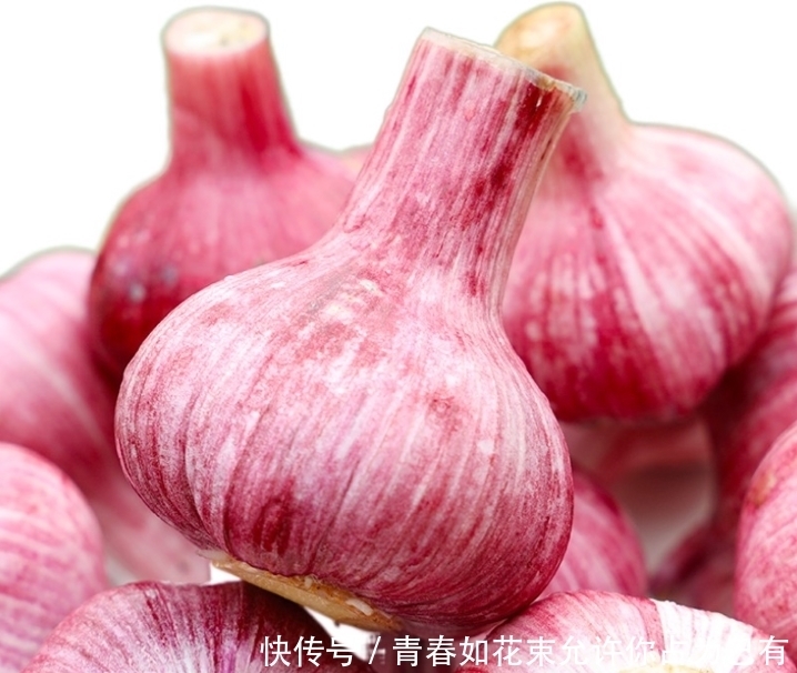 买大蒜,白皮的好还是紫皮的好?老蒜农教你4个技巧,别再买错了