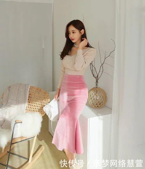 浅晶蓝|美女鉴赏:中灰调和浅晶蓝桃粉鱼尾礼裙